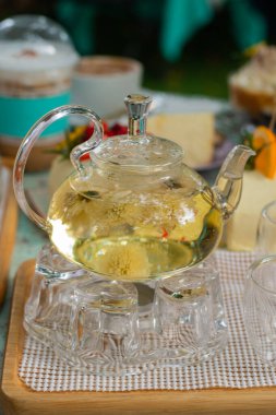 Çaydanlık, kupa ve güzel bahar çiçeği. Öğleden sonra çayı. Çay zamanı.