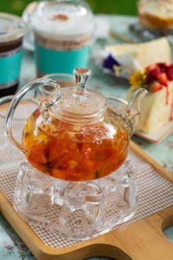 Çaydanlık, kupa ve güzel bahar çiçeği. Öğleden sonra çayı. Çay zamanı.