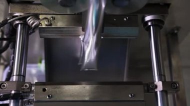 Isıtmalı mekanik metal pres, plastik kese malzemelerinin paketlenmesi, yan görüş ve yakın çekim için kuruluşta metal teknik cihazın çalışmasını sağlıyor.