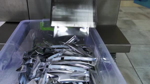 Sachets Alimentaires Couleur Argent Tombent Dans Récipient Plastique Transparent Appareil — Video