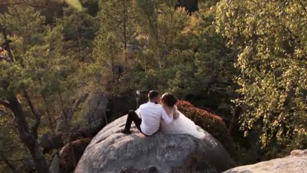 Άνδρας Και Γυναίκα Ένα Ερωτευμένο Νεαρό Ζευγάρι Λευκά Ρούχα Κάθονται — Αρχείο Βίντεο
