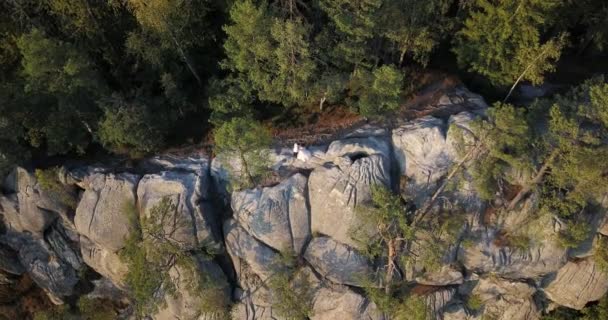 Pareja Joven Enamorada Ropa Blanca Para Besa Atardecer Sobre Grandes — Vídeo de stock