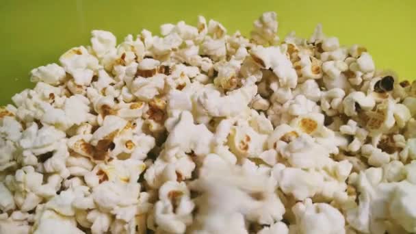 Luftig salziges Popcorn. Popcorn in eine Schüssel werfen. Imbiss zum Filmgucken. 4K. — Stockvideo