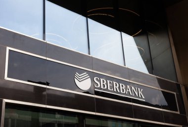 Moskova, Rusya - 6.06.2020 Rus şirketi Sberbank 'in ofisine giriş. Ofis binasının güzel girişi..