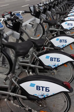 Moskova, Rusya - 5.06.2020 VTB şirketinden kiralık bisikletleri park etti. Bisikletler için park.