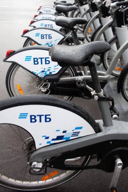 Moskova, Rusya - 5.06.2020 VTB şirketinden kiralık bisikletleri park etti. Bisikletler için park.
