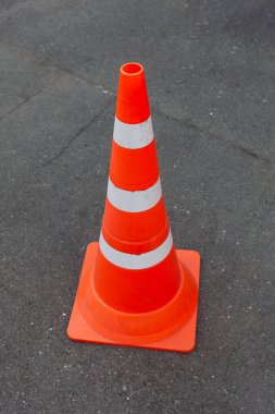 Engellerden kaçınmak için yol işareti. Patlama yolda oldu. Bir kazayı önlemek için. Yolu uzat.