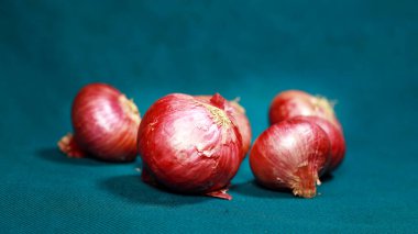 Kırmızı soğanların mavi arkaplandaki yakın görüntüsü