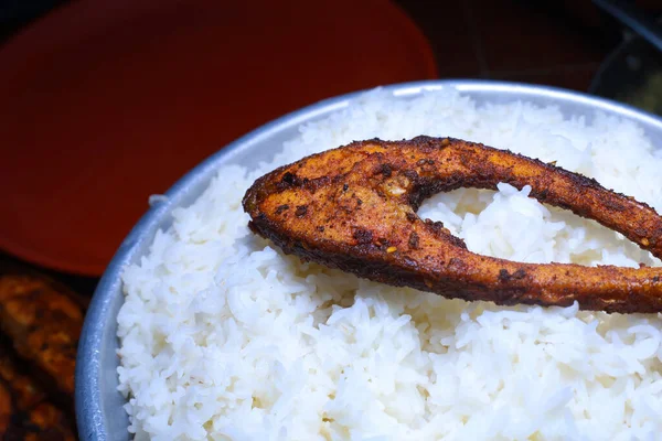 Witte Rijst Met Zelfgemaakte Gebakken Vis Een Bord — Stockfoto