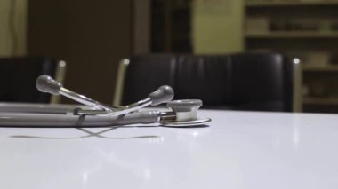 Doktor steteskobu alıp masaya yatırıyor. Tıbbi konsept.