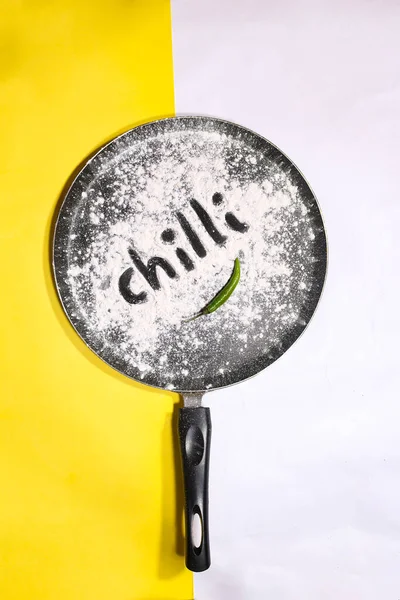 Palavra Criativamente Frio Uma Panela Cozinha Com Fundo Multicolorido Conceito — Fotografia de Stock