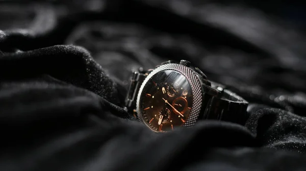 美しいデザインの手首の時計で暗い布の背景 — ストック写真