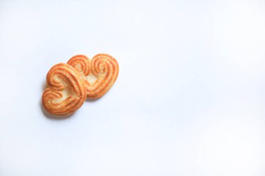 Sevgililer günü bisküvileri için kalp şeklinde kurabiyeler beyaz arka planda, aşk ya da sevgililer günü konseptinde