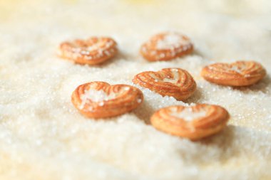 Küçük bisküviler, kalp şeklinde kurabiyeler beyaz arka planda sevgililer günü bisküvileri, aşk ya da sevgililer günü konsepti