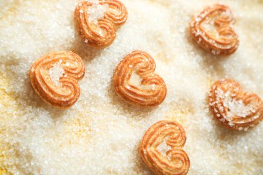 Küçük bisküviler, kalp şeklinde kurabiyeler beyaz arka planda sevgililer günü bisküvileri, aşk ya da sevgililer günü konsepti