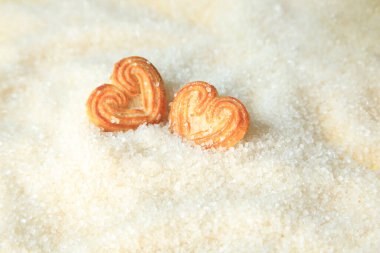 Küçük bisküviler, kalp şeklinde kurabiyeler beyaz arka planda sevgililer günü bisküvileri, aşk ya da sevgililer günü konsepti