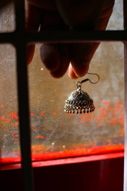 Geleneksel jhumka mücevherleri, kızların elinde kulaklık.