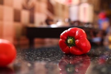 Güzel bir arka planda taze kırmızı dolma biber.