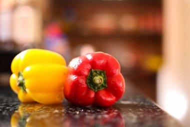 Mutfakta taze dolma biber var.