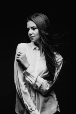 Güzellik. Kadınlık. Mükemmel bir cilde sahip güzel bir kadın yüzü. Güzellik salonu. Makyöz. Stüdyoda güzel bir kadının portresi. Kız saçını şişiriyor. Beyaz gömlekli kız. Yüz.