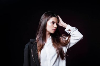 Güzellik. Kadınlık. Mükemmel bir cilde sahip güzel bir kadın yüzü. Güzellik salonu. Makyöz. Stüdyoda güzel bir kadının portresi. Beyaz gömlekli ve ceketli bir kız. Yüzü. Güzel Kız.