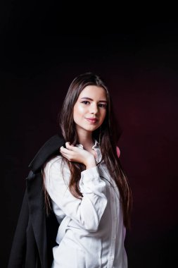 Güzellik. Kadınlık. Mükemmel bir cilde sahip güzel bir kadın yüzü. Güzellik salonu. Makyöz. Stüdyoda güzel bir kadının portresi. Beyaz gömlekli ve ceketli bir kız. Yüzü. Güzel Kız.