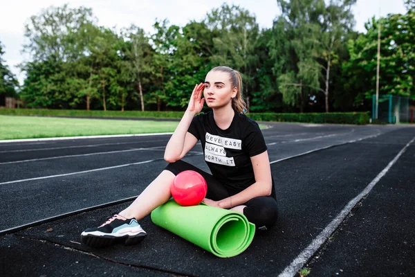 健康的运动生活方式 穿着运动服做运动锻炼的年轻女子 体育馆的健身女士 拿着体育工具的小女孩 这个女孩拿着一个包 — 图库照片