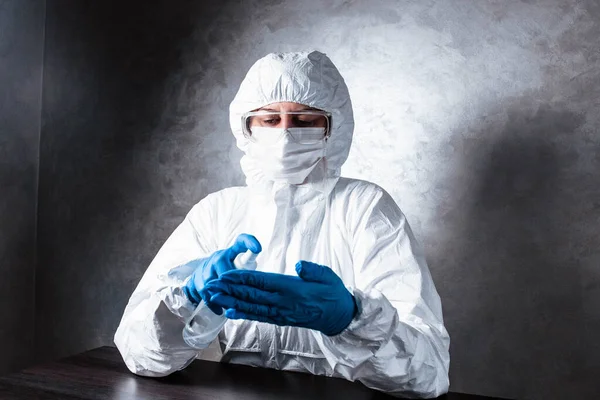 Nurse Medical Face Mask Viral Protective Suit Covers Her Face — Stock Photo, Image