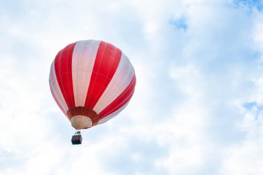 Mavi gökyüzünde balon. Mavi bulutlu gökyüzünde kırmızı balon.