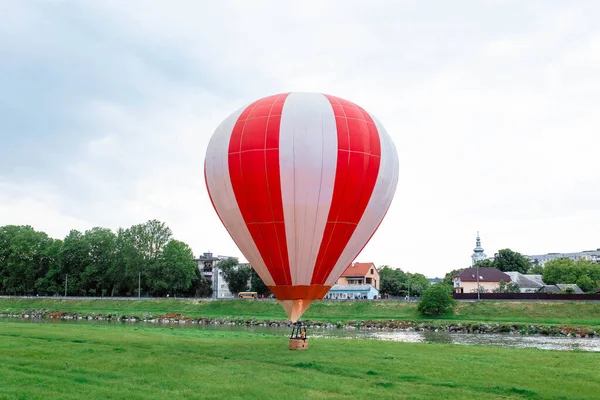 Balon Błękitnym Niebie Czerwony Balon Niebieskim Pochmurnym Niebie Zielonym Trawniku — Zdjęcie stockowe