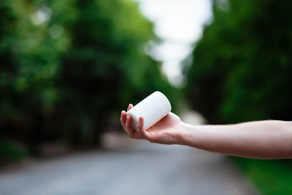 Die Hand Des Mannes Zeigt Eine Medizinische Flasche Mit Tabletten — Stockfoto