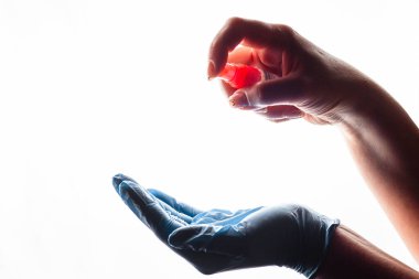 Beyaz arka planda antiseptik antibakteriyel dezenfektan var. Coronavirus koruması. Sağlık ve dezenfeksiyon konsepti. El dezenfektanı jel pompası kullanan kadın elleri..