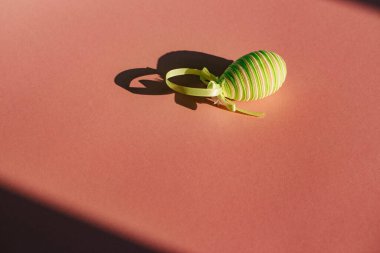 Paskalya yumurtası. Kırmızı arka planda Paskalya yumurtası.