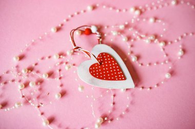 Pembe arka planda dekoratif bir kalp. Kalp.