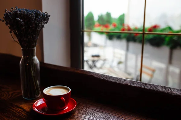 Café Quente Com Arte Latte Uma Xícara Branca Com Pires — Fotografia de Stock