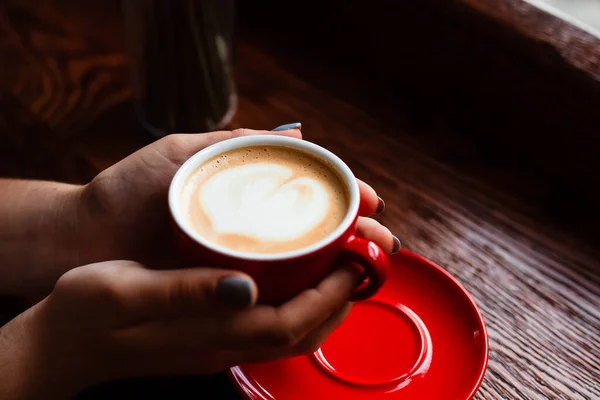 Tasse Cappuccino Den Händen Eines Jungen Mädchens Mädchen Mit Einer — Stockfoto