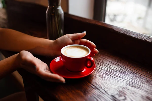 Tasse Cappuccino Den Händen Eines Jungen Mädchens Mädchen Mit Einer — Stockfoto