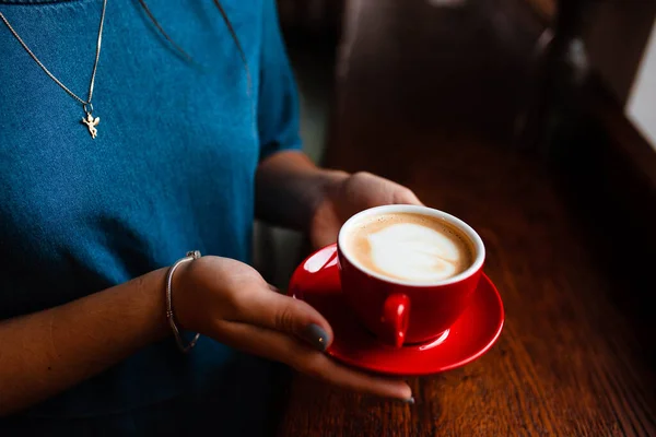 Tasse Cappuccino Den Händen Eines Jungen Mädchens Mädchen Mit Einer — Stockfoto