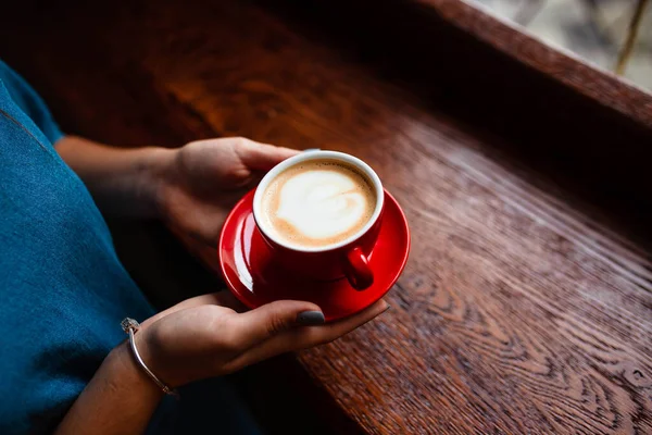 Tasse Cappuccino Den Händen Eines Jungen Mädchens Mädchen Mit Einer — Stockfoto