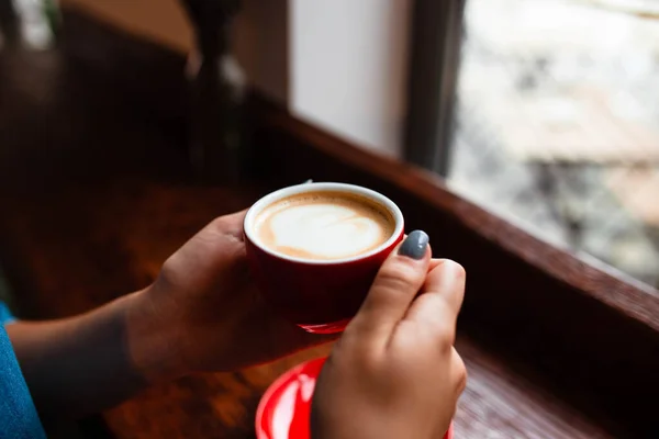 Tasse Cappuccino Den Händen Eines Jungen Mädchens Mädchen Mit Einer — Stockfoto