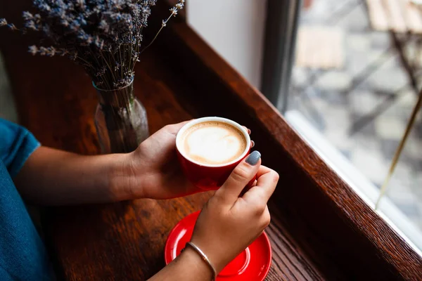Tasse Cappuccino Den Händen Eines Jungen Mädchens Mädchen Mit Einer — Stockfoto