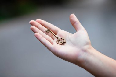 Antika maymuncuklu el. Bir insanın elindeki anahtar. Eski anahtar insanların elinde..