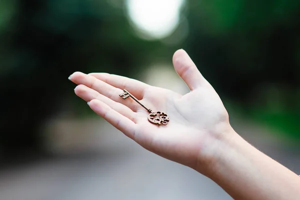 Χέρι Αντικέ Σκελετό Κλειδί Κλειδί Ανθρώπινο Χέρι Παλιό Κλειδί Ανθρώπινα — Φωτογραφία Αρχείου