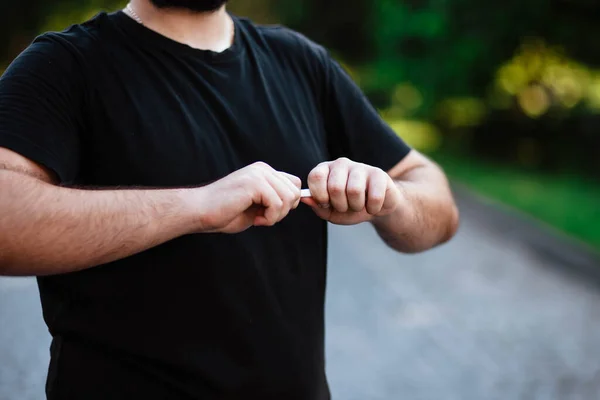 Världsdagen För Rökning Förbjuden Kampen Mot Nikotinberoende Killen Bryter Cigarett — Stockfoto