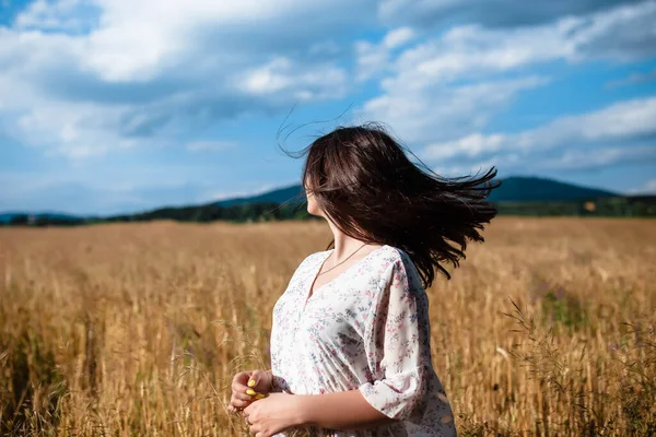 Retrato Una Niña Campo Trigo Retrato Una Hermosa Niña Con — Foto de Stock