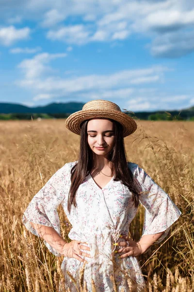 Retrato Una Niña Campo Trigo Retrato Una Hermosa Niña Con — Foto de Stock