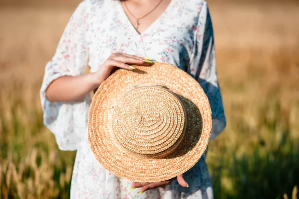 Niña Sosteniendo Sombrero Sobre Fondo Campo Trigo — Foto de Stock