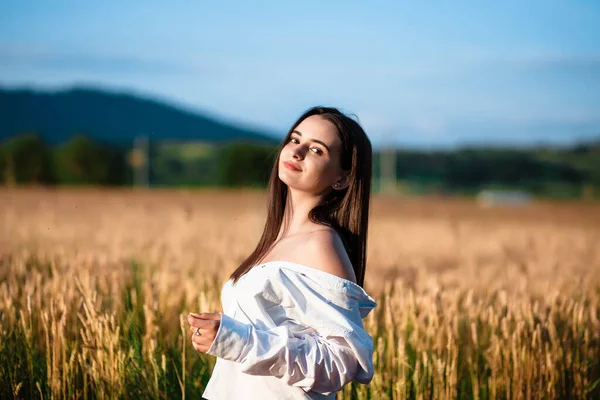 Portret Van Een Meisje Een Tarweveld Meisje Een Shirt Een — Stockfoto