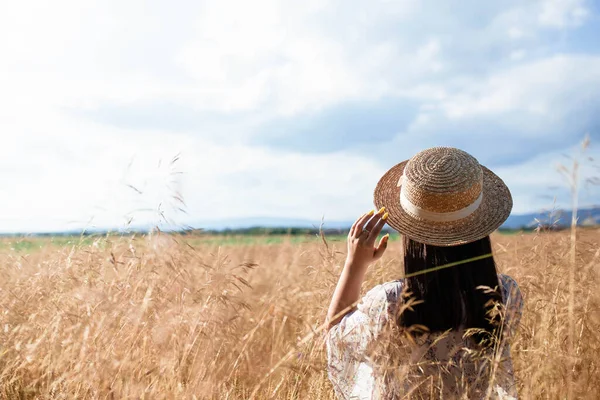 Retrato Una Chica Atrás Campo Trigo Retrato Una Hermosa Niña — Foto de Stock