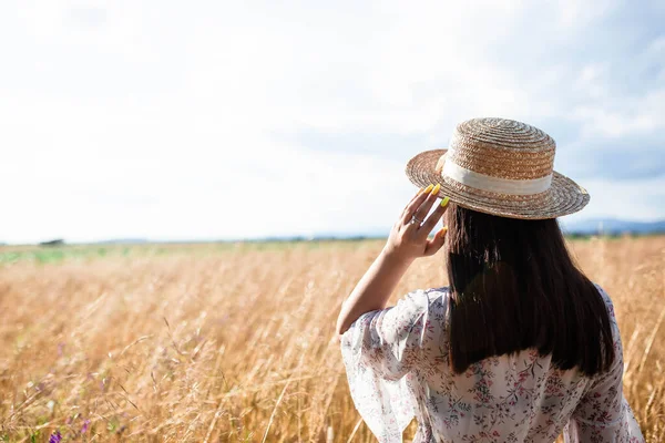 Retrato Una Chica Atrás Campo Trigo Retrato Una Hermosa Niña — Foto de Stock